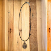 Halskette ‚Blatttropfen‘ – Handgeschnitztes Amulett